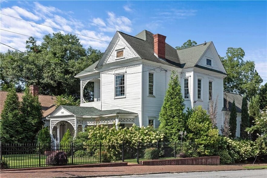 Building Photo - 383 Park Ave SE