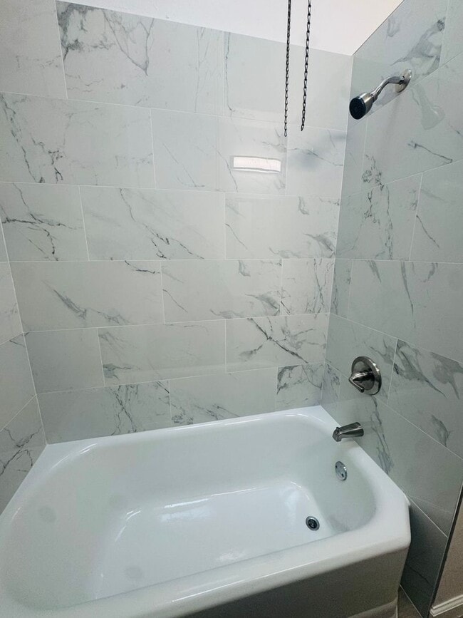 Building Photo - Refreshed 3bd/1bth House with Rear yard!!