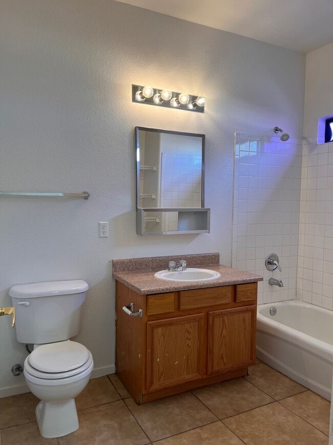 Building Photo - 2 Bedroom condo - Great Location
