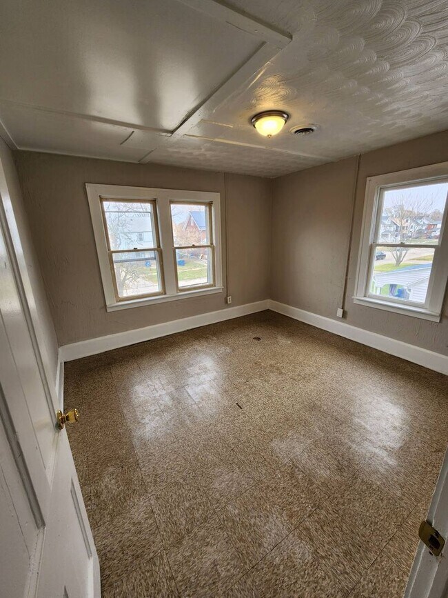 Building Photo - Charming 4-Bedroom Property in Prime Location (SECTION 8 VOUCHERS ACCEPTED)