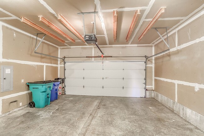 Building Photo - Spacious Single Level Home w/ Fully Fenced...