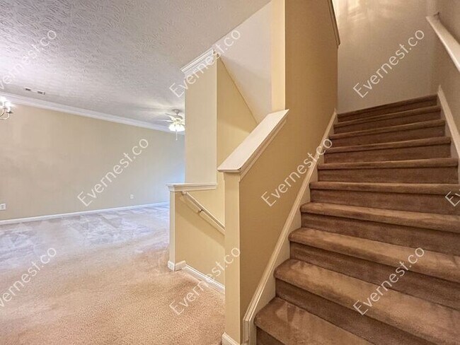 Building Photo - Bright 3-Bedroom Townhome with Ample Space...