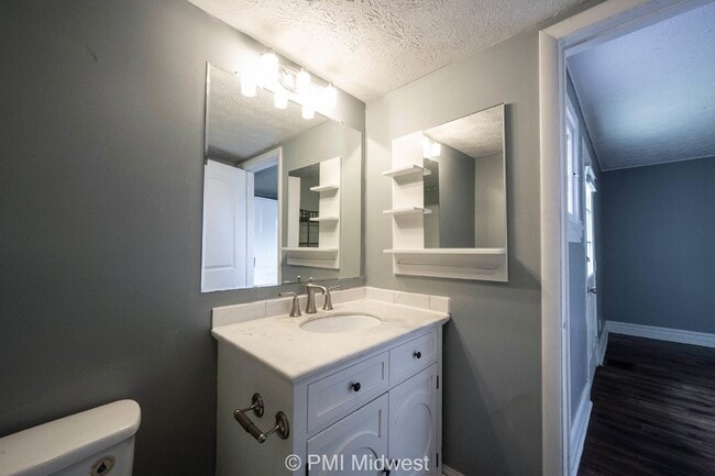 Building Photo - Charming 2 Bed Duplex in Indianapolis with Spacious Layout and Prime Location!