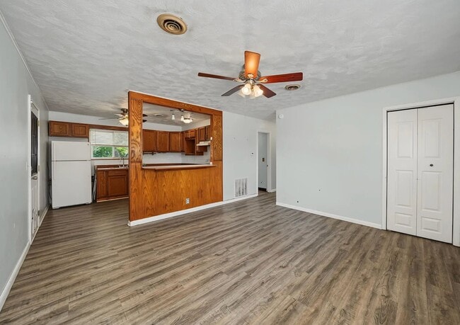 Building Photo - 2021 Kenny Ave