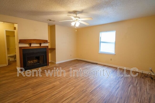 Building Photo - 1500 Twin Lakes Cir