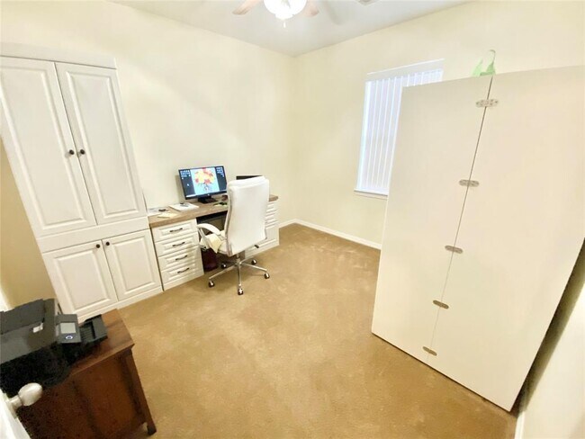 Building Photo - 17518 Stamford Oaks Dr