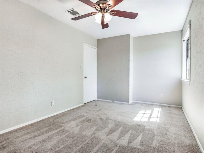 Building Photo - 7700 Wakefield Dr