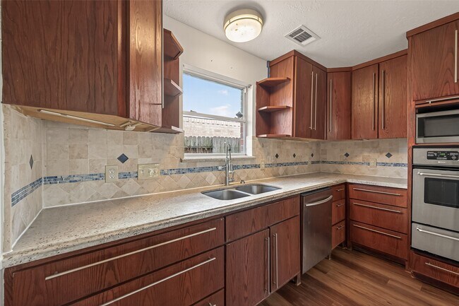 Building Photo - 15910 Clayton Bend Dr