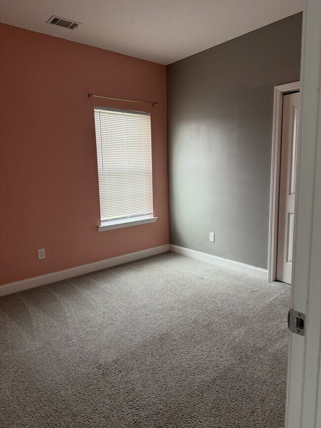 Building Photo - 710 Burke Dr