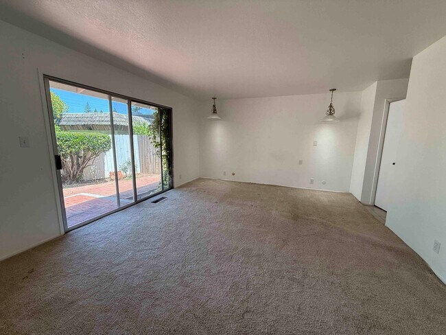 Building Photo - University Ave 3 Bedroom