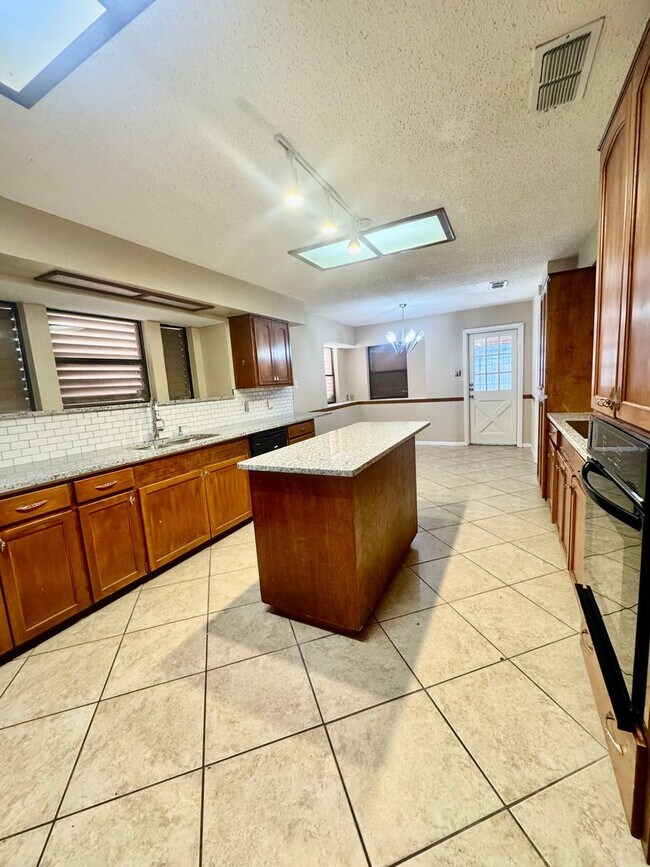 Building Photo - 5909 Golden Canyon Dr