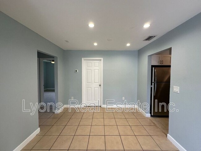 Building Photo - 4233 Pine Drop Ln