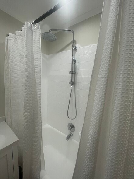 Bath - 3809 Brunswick Ave