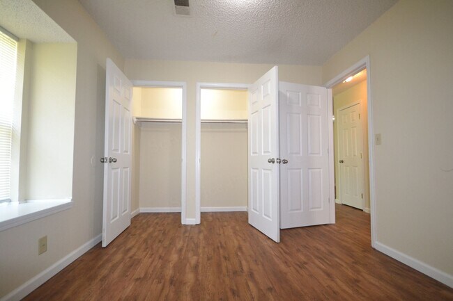 Building Photo - Hollister Apartments