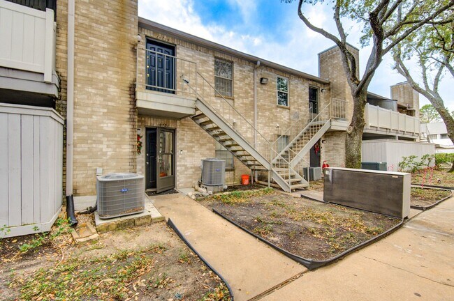 Building Photo - 10729 Braes Bend Dr