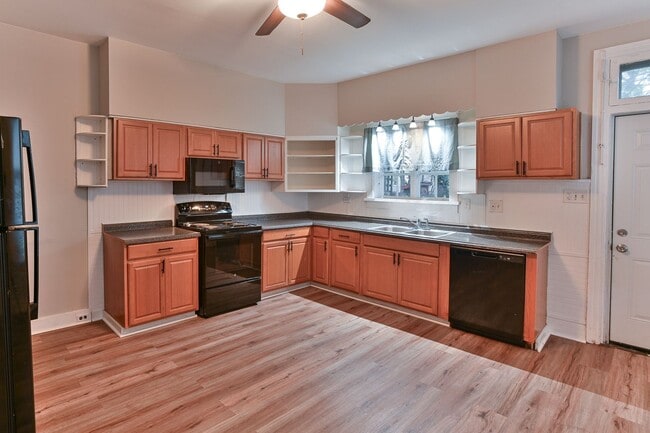 Building Photo - Large 5 Bedroom on Peffer