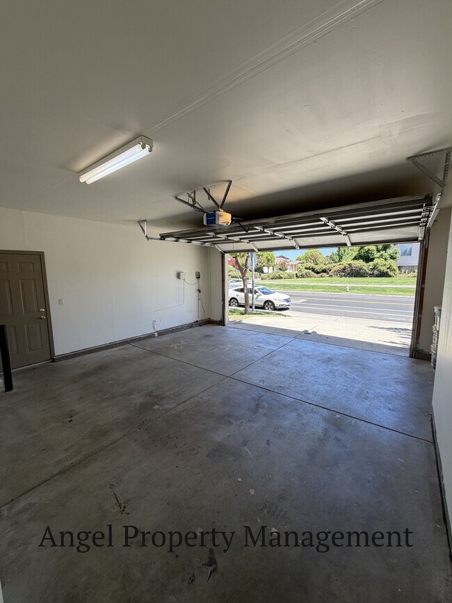 Building Photo - 10101 E Taron Dr