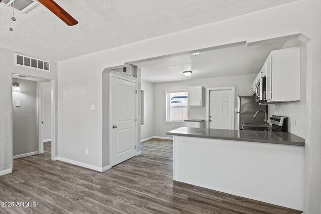 Building Photo - 528 E Pierson St