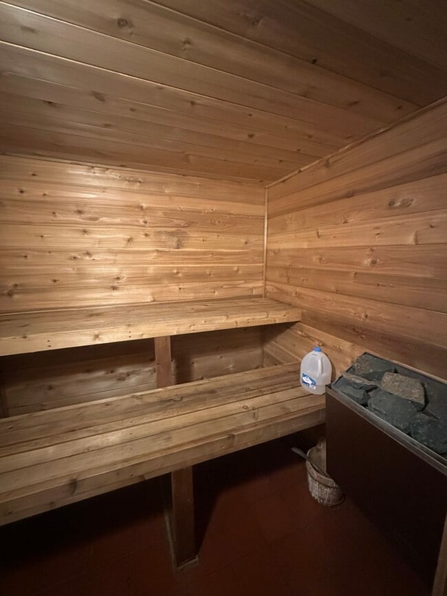 Building Photo - 5 Bed 3 Bath Home-Heat Included/Pets Allowed