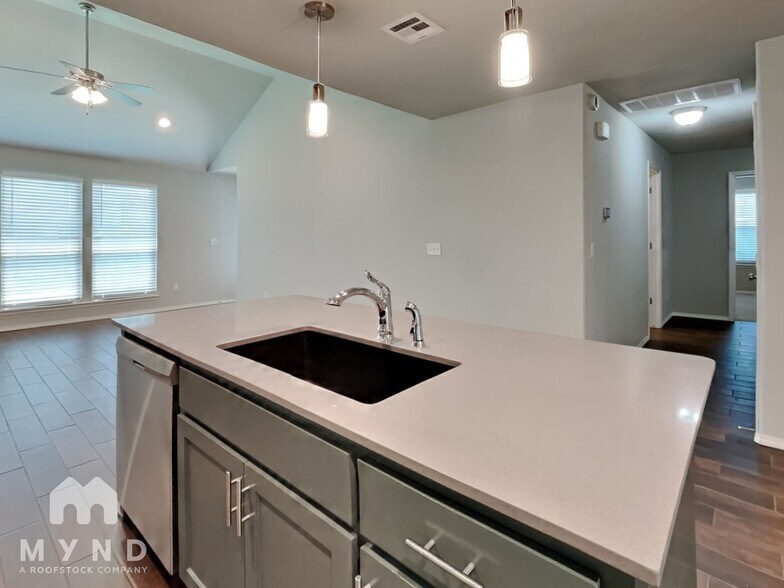 Building Photo - 6615 S 18th Pl