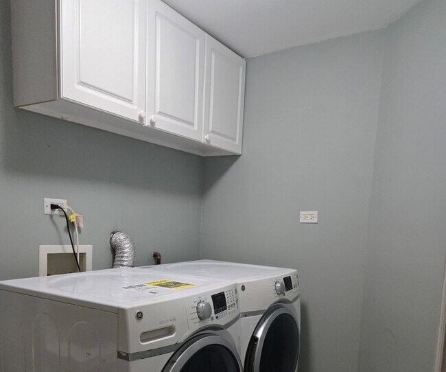 Building Photo - 5948 S King Dr