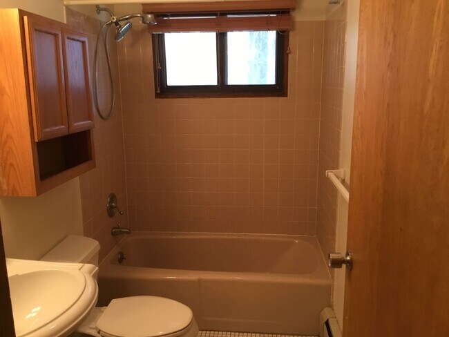 Building Photo - 850 Twin Oaks Dr