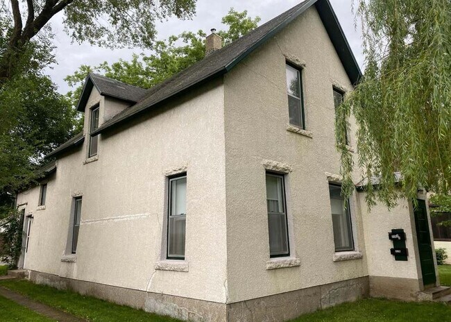 Building Photo - 226 3rd Ave NE