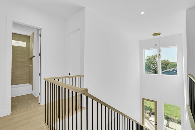 Building Photo - 1711 Nomas St