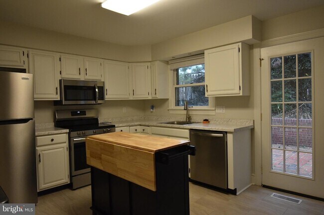 Building Photo - 295 Bay St