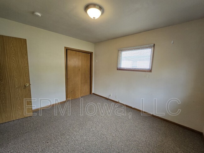 Building Photo - 1522 W 4th St