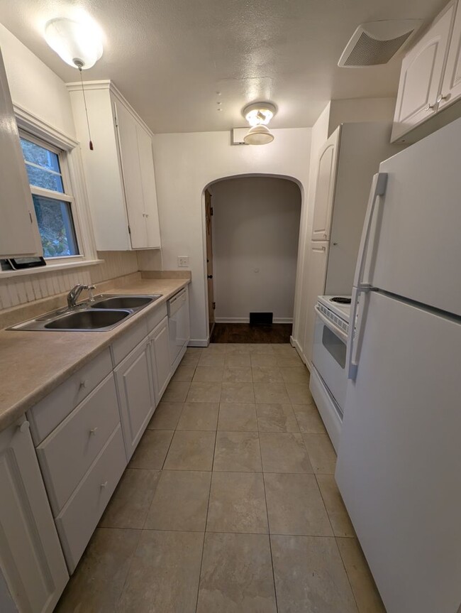 Building Photo - Quaint 2 Bedroom in Navy Yard City - TONS of Extra Space! Available Now!