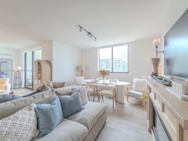 Building Photo - 999 SW 1st Ave