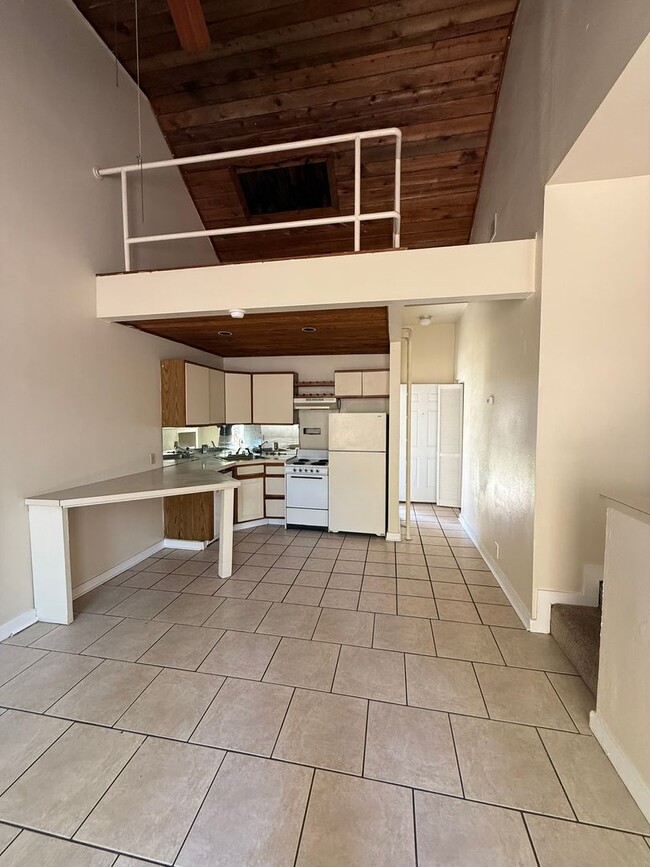 Building Photo - Studio/Efficiency Bungalow with a Loft