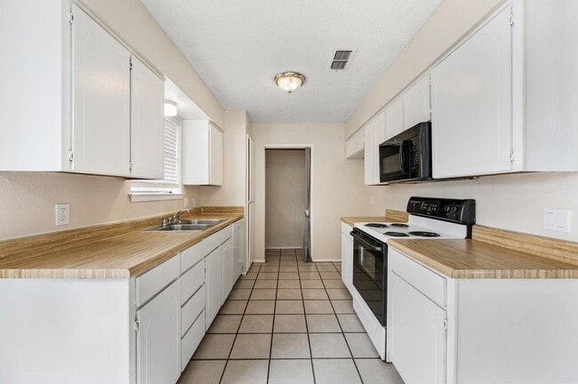 Building Photo - 6301 Sunnybrook Dr