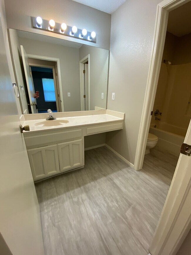 Building Photo - Updated 3 Bedroom, 2-1/2 Bathroom House on a Cul-de-sac