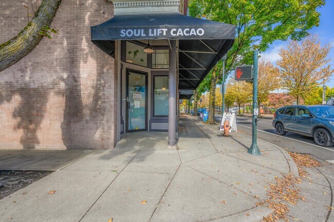 Building Photo - 626 NE Russell St