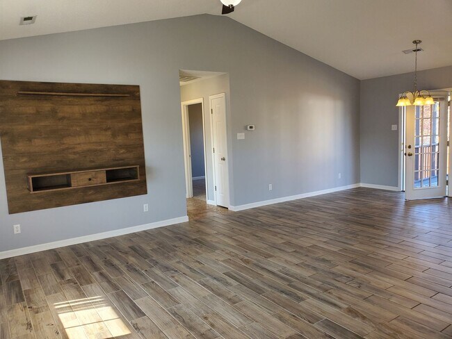 Building Photo - Maryville 37804 - 3 bedroom, 2 bedroom home - Call Karen Robertson (865) 454-7626