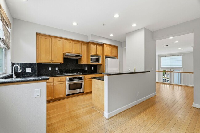 Building Photo - Downtown Mountain View 3 Bedroom 3.5 Bathr...