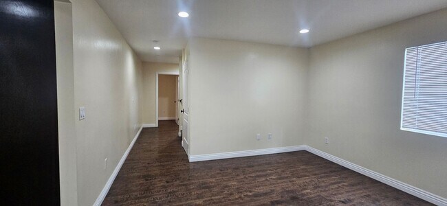 Building Photo - 75(611)