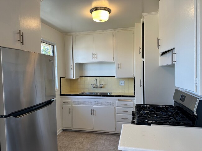 Building Photo - 5174 Franklin Ave