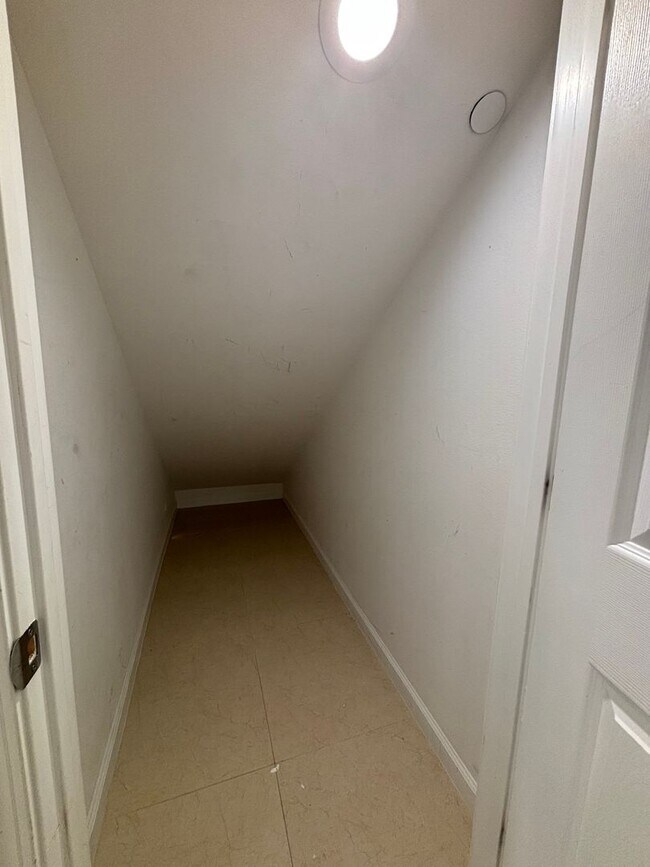 Building Photo - 1654B Olona Ln