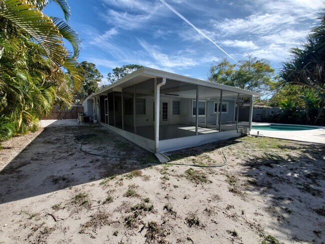 Building Photo - Stunning Pool Home in Sapphire Shores – West of the Trail Near the Ringling Museum