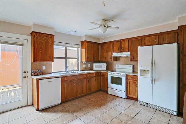 Building Photo - 14 Shore Dr