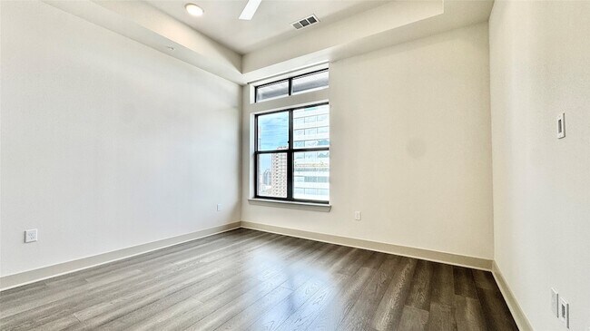 Building Photo - 3330 Oak Grove Ave