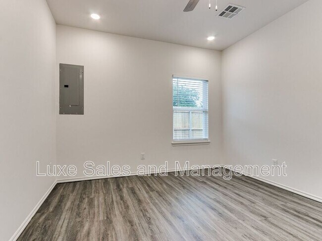 Building Photo - 10908 Oak Holw Ln