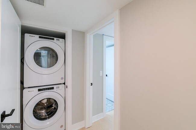 Building Photo - 6604 Ridge Ave