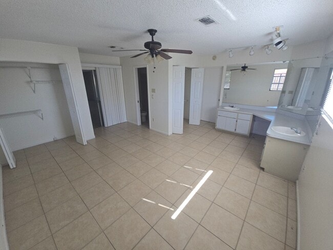 Building Photo - 3-Bedroom, 2-Bathroom Home in Spring Hill | ***(MOVE-IN SPECIAL/50% OFF 2ND MONTH)***