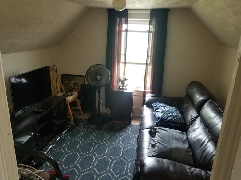 Family Room / Den - 323 Fremont St
