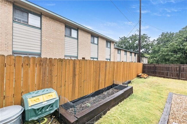 Building Photo - 2810 Forest Bend Dr