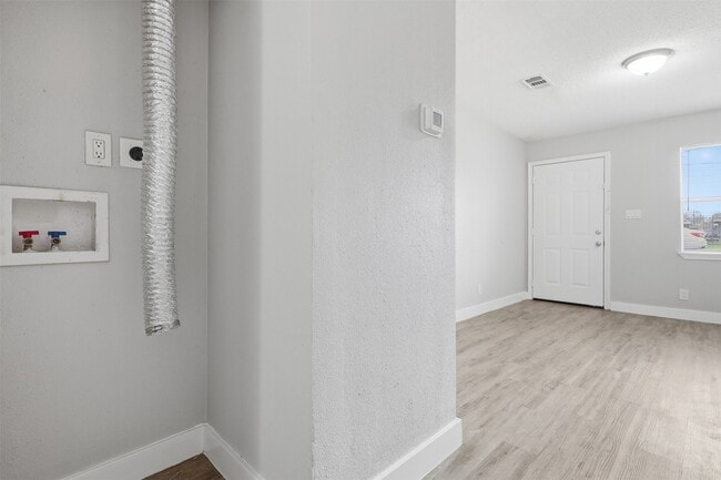 Building Photo - 7823 Glass St